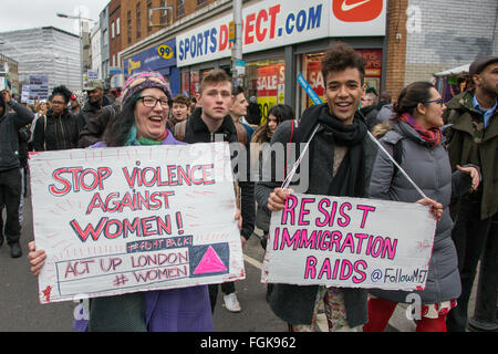 Peckham, Londres, 20 février 2016, 'à l'immigration raids dit l'écriteau que des centaines ont défilé à Peckham. Crédit : David Rowe/Alamy Live News Banque D'Images