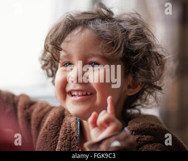 Mixed Race boy pointing, vieux de trois ans ou de signalisation, l'un. Banque D'Images