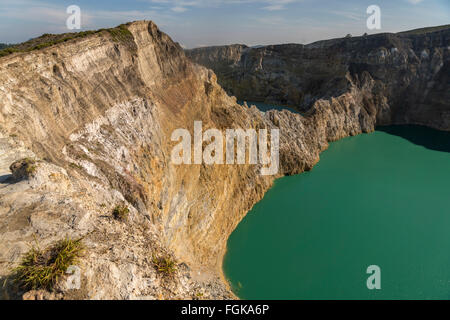 Les lacs de cratère de volcan Kelimutu colorés dans Moni, Flores, Indonésie, Asie Banque D'Images