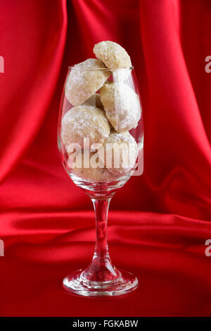 Maison de thé russe Cake cookies affichés dans un verre à vin sur fond rouge Banque D'Images