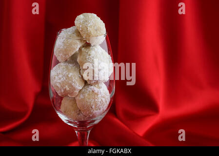 Maison de thé russe Cake cookies affichés dans un verre à vin sur fond rouge Banque D'Images