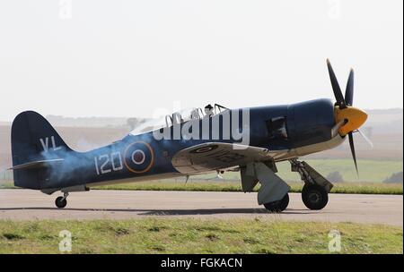 VX281 (ou G-RNHF), un espace préservé Hawker Sea Fury T20S de l'Aviation Navale Ltd, des taxis dans après l'affichage à l'Leuchars Airshow. Banque D'Images