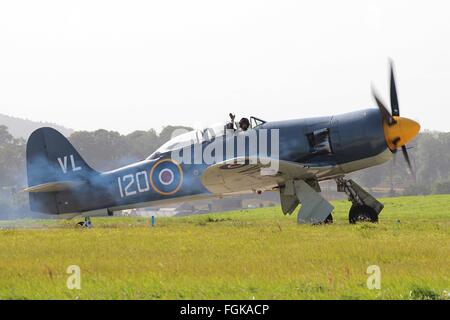 VX281 (ou G-RNHF), un espace préservé Hawker Sea Fury T20S de l'Aviation Navale Ltd, des taxis dans après l'affichage à l'Leuchars Airshow. Banque D'Images