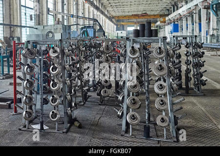 Rouleaux de formage de roulement metal travaille sur la fabrication de tuyaux Banque D'Images