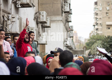 Les étudiants et les diplômés des collèges les soins infirmiers font preuve devant le ministère de la santé en Egypte. Les étudiants ont affirmé que la décision assimilé l 820 étudiants en soins infirmiers et les élèves du secondaire, qui comprenait la décision de rendre le Collège des soins infirmiers diplômés de l'enseignement secondaire général et l'abolition de l'ordre des soins infirmiers diplômés cinq ans après l'étude et deux ans d'études secondaires est requis afin d'annuler la décision. Les élèves ont expliqué que la décision d'éliminer tout les articles en soins infirmiers, infirmière assistant donne aux élèves un certificat après avoir étudié 5 ans en anglais, alors que Banque D'Images