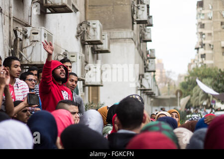 Les étudiants et les diplômés des collèges les soins infirmiers font preuve devant le ministère de la santé en Egypte. Les étudiants ont affirmé que la décision assimilé l 820 étudiants en soins infirmiers et les élèves du secondaire, qui comprenait la décision de rendre le Collège des soins infirmiers diplômés de l'enseignement secondaire général et l'abolition de l'ordre des soins infirmiers diplômés cinq ans après l'étude et deux ans d'études secondaires est requis afin d'annuler la décision. Les élèves ont expliqué que la décision d'éliminer tout les articles en soins infirmiers, infirmière assistant donne aux élèves un certificat après avoir étudié 5 ans en anglais, alors que Banque D'Images