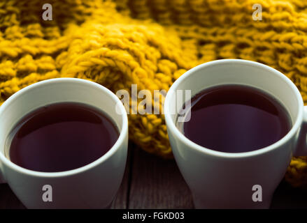 Deux tasses de thé blanc et écharpe sur le vieux bureau en bois. Selective focus, tonique Banque D'Images