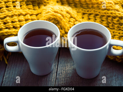 Deux tasses de thé blanc et écharpe sur le vieux bureau en bois. Selective focus, tonique Banque D'Images