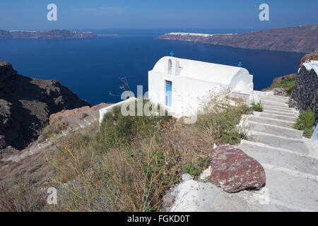 Santorin - l'apparence d'typiycally petite église Agios Ioannis Katiforis à Imerovigli près de la Skaros. Banque D'Images