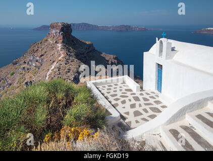 Santorin - l'apparence de typiquement petite église Agios Ioannis Katiforis à Imerovigli et le château Skaros. Banque D'Images