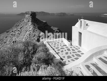 Santorin - l'apparence de typiquement petite église Agios Ioannis Katiforis à Imerovigli et le château Skaros. Banque D'Images