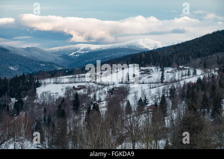 L'hiver dans les montagnes avec de la neige Banque D'Images