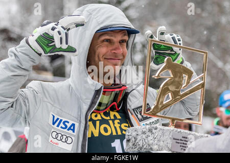 Chamonix, France. 20 février, 2016. Steven nyman mugs pour un téléphone mobile photo avec son trophée après avoir placé 2ème à Chamonix. l'audi coupe du monde 9e men's downhill ont eu lieu à Chamonix, France avec un 'jour blanc' (ciel gris et télévision la lumière) et un peu de lumière la neige. Le podium était - 1- paris dominik (ita) 1:58,38 2- steven nyman (usa) 1:58,73 3- beat feuz (SUI) 1:58,77 AUDI FIS Ski World Cup 2015-2016 : Crédit genyphyr novak/Alamy live news Banque D'Images