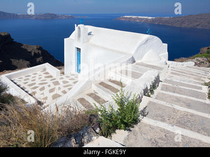 Santorin - l'apparence d'tyiycally petite église Agios Ioannis Katiforis à Imerovigli neart la Skaros. Banque D'Images