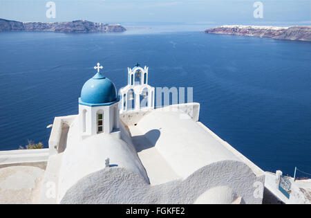 Santorin - l'apparence de petite église typiquement Theoskepasti à Imerovigli sous l'Scaros. Banque D'Images