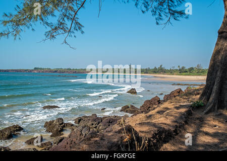 Plage déserte sur la côte de Konkan dans l'État du Maharashtra, Inde du sud Banque D'Images