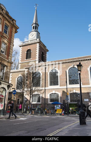 Tour et clocher de l'église de St James, Jermyn Street, Piccadilly, Londres, Royaume-Uni. Banque D'Images