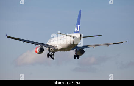 SAS Scandinavian Airlines Airbus A320 OY-KAM entrée en terre à l'aéroport de Londres Heathrow LHR Banque D'Images