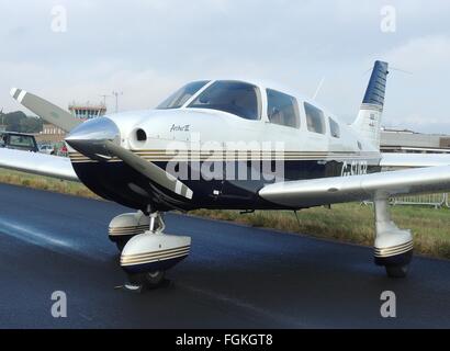 G-SUEB, un Piper PA-28-161 Archer III, se trouve dans le parc résidentiel de loisirs à l'Airshow de Leuchars en 2013. Banque D'Images