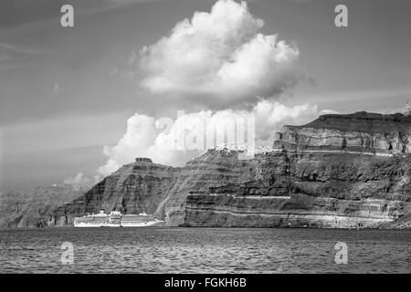 Santorin - Les falaises de calera avec les croisières avec l'Imerovigli et Skaros en arrière-plan. Banque D'Images