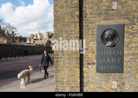 St James's Palace et la plaque de la Reine Marie (1867- 1953) sur le mur extérieur de Marlborough House, Marlborough Road, London, SW1, UK Banque D'Images