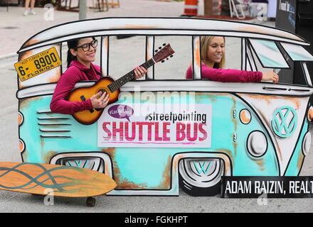 En Floride, aux États-Unis. Feb 20, 2016. Johanna Yunda de Pompano et Rachel Staebler de Fort Lauderdale la visite annuelle Lake Worth Street Painting Festival Samedi, Février 20, 2016. Les 2 jours de l'événement transforme les rues du centre-ville avec des peintures de rue, couvrant plus que tout autre festival de ce genre dans le U.S. Credit : Bruce R. Bennett/Le Palm Beach Post/ZUMA/Alamy Fil Live News Banque D'Images