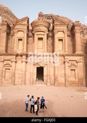 Les touristes par le monastère à Petra Banque D'Images