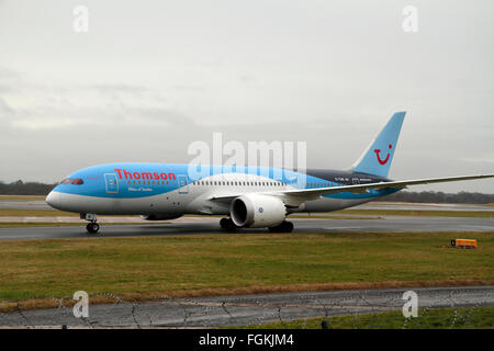 Un Boeing 787-8 Dreamliner Thomson (G-TUIE) roulage après leur arrivée à l'aéroport de Manchester, Royaume-Uni. Banque D'Images