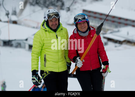 Axamer Lizum, Autriche. 14 Jan, 2016. Anciens skieurs Christian Neureuther (L) et Rosi Mittermaier, représenté à la station de ski d'Axamer Lizum, Autriche, 14 janvier 2016. Photo : Angelika Warmuth/dpa/Alamy Live News Banque D'Images