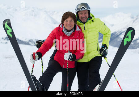 Axamer Lizum, Autriche. 14 Jan, 2016. Anciens skieurs Christian Neureuther (R) et Rosi Mittermaier, représenté à la station de ski d'Axamer Lizum, Autriche, 14 janvier 2016. Photo : Angelika Warmuth/dpa/Alamy Live News Banque D'Images