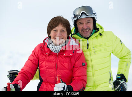 Axamer Lizum, Autriche. 14 Jan, 2016. Anciens skieurs Christian Neureuther (R) et Rosi Mittermaier, représenté à la station de ski d'Axamer Lizum, Autriche, 14 janvier 2016. Photo : Angelika Warmuth/dpa/Alamy Live News Banque D'Images