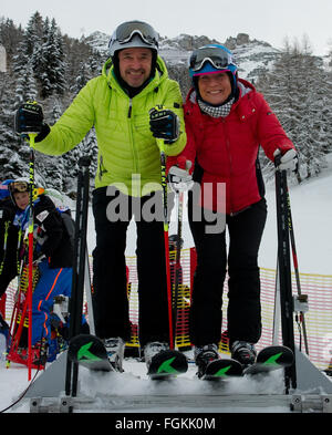 Axamer Lizum, Autriche. 14 Jan, 2016. Anciens skieurs Christian Neureuther (L) et Rosi Mittermaier, représenté à la station de ski d'Axamer Lizum, Autriche, 14 janvier 2016. Photo : Angelika Warmuth/dpa/Alamy Live News Banque D'Images