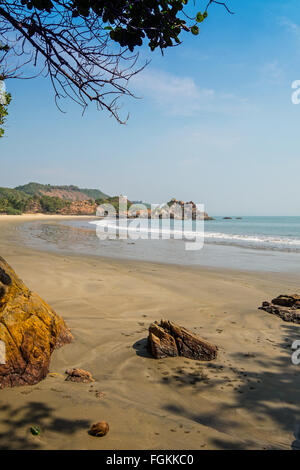 Près de plage déserte sur la côte de Konkan dans l'État du Maharashtra, Inde du sud Banque D'Images