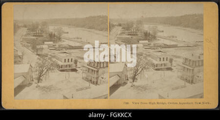 Une photographie historique prise par les frères Kilburn de la vue depuis le High Bridge sur l'aqueduc de Croton à New York. L'image capture l'impressionnant génie et paysage de cette structure du XIXe siècle. Banque D'Images