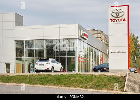 Krivoy Rog, Ukraine - le 19 novembre 2015 : l'Office de revendeur officiel Toyota dans Krivoï Rog, Ukraine. Banque D'Images