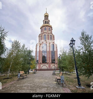 Krivoy Rog, Ukraine - le 19 novembre 2015 : Saint George's Bell Tower. Construit à proximité du Victory Monument en l'honneur des victimes de th Banque D'Images