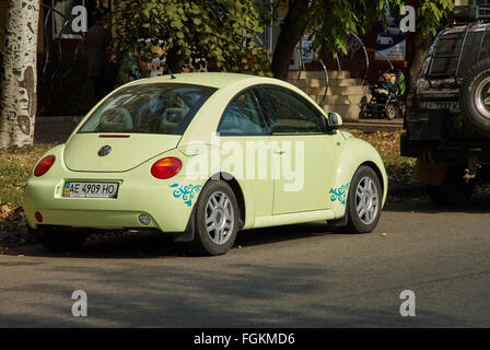 Krivoy Rog, Ukraine - 24 septembre 2015 : vert clair Volkswagen New Beetle voiture garée dans une rue du centre-ville. Banque D'Images