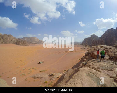 Les touristes dans le Wadi Rum paysage avec jeep voiture à l'extrême Banque D'Images