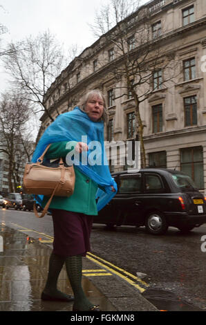 Londres, Royaume-Uni, 20 février 2016, le vent et la pluie à Londres comme mini vague de chaleur prévue. Credit : JOHNNY ARMSTEAD/Alamy Live News Banque D'Images