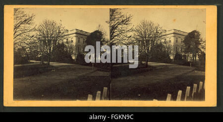 Cette photographie historique capture le côté sud du parc de la Maison Blanche, prise par la firme E. & H.T. Anthony. L'image offre un aperçu de la conception architecturale et paysagère de l'époque, donnant un aperçu de l'histoire américaine du début du XXe siècle. Banque D'Images