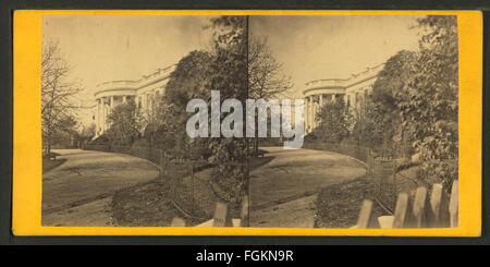 Cette photographie historique de la firme E. & H.T. Anthony capture le côté sud de la Maison Blanche, mettant en valeur sa grandeur architecturale. L’image donne un aperçu de la vue de la fin du XIXe siècle de ce bâtiment emblématique. Banque D'Images