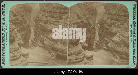 La photographie intitulée 'Wondrous Scene, Watkins Glen' de R.D. Crum capture la beauté naturelle étonnante de Watkins Glen, connue pour ses cascades et ses gorges, à la fin du XIXe siècle. Banque D'Images