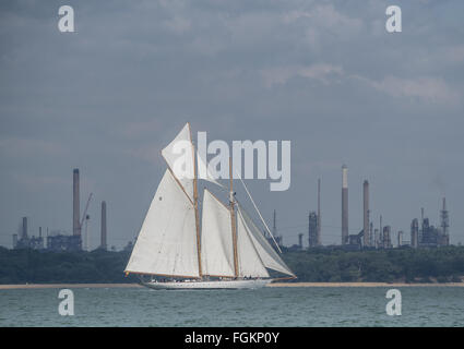Un yacht classique avec deux mâts à voiles voile blanche plein de Fawley passé sur une journée ensoleillée sur le Solent, UK Banque D'Images