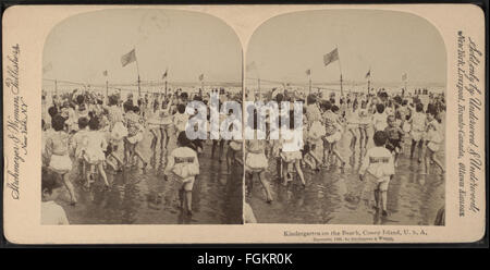 L'école maternelle sur la plage, Coney Island, U.S.A, à partir de Robert N. Dennis collection de vues stéréoscopiques 3 Banque D'Images