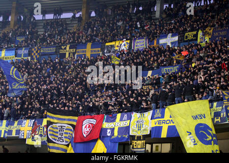 Vérone, Italie. Feb 20, 2016. Hellas Verona's fans au cours de la Serie A italienne match de football entre l'Hellas Verona FC v AC Chievo Verona . Bat 3-1 Chievo Vérone en Serie A italienne match de football au stade Bentegodi de Vérone, mais les objectifs de Hellas Vérone par Toni et Pazzini et Ionita, pour Chievo par Pellissier. © Andrea Spinelli/Pacific Press/Alamy Live News Banque D'Images