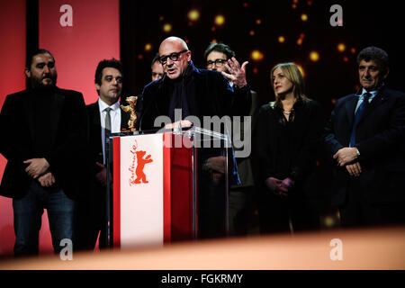 Berlin, Allemagne. Feb 20, 2016. Le réalisateur italien Gianfranco Rosi (avant) s'exprime en tant qu'il reçoit l'Ours d'or du meilleur film pour le film 'Le feu en mer" lors de la cérémonie de remise des prix de la 66e Berlinale Festival International du Film de Berlin, Allemagne, le 20 février 2016. Le film documentaire italien 'incendie en mer" a remporté l'Ours d'Or, le haut prix du jury décerné au meilleur film, dans le 66e Festival International du Film de Berlin le samedi. © Zhang Fan/Xinhua/Alamy Live News Banque D'Images