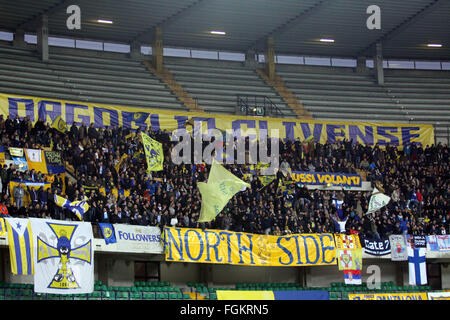 Vérone, Italie. Feb 20, 2016. Chievo Vérone's fans au cours de la Serie A italienne match de football entre l'Hellas Verona FC v AC Chievo Verona . Bat 3-1 Chievo Vérone en Serie A italienne match de football au stade Bentegodi de Vérone, mais les objectifs de Hellas Vérone par Toni et Pazzini et Ionita, pour Chievo par Pellissier. © Andrea Spinelli/Pacific Press/Alamy Live News Banque D'Images