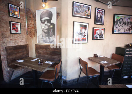 Chip Shop BXTN, Hip-hop et du poisson à thème friterie à Brixton, servant du poisson frais et des plats de fruits de mer, dans le sud de Londres, Angleterre, RU Banque D'Images