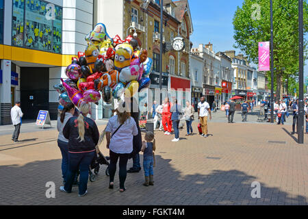 Croydon South London town centre shoppers autour de ballon vendeur en rue piétonne pavée à l'extérieur de Centrale shopping centre England UK Banque D'Images