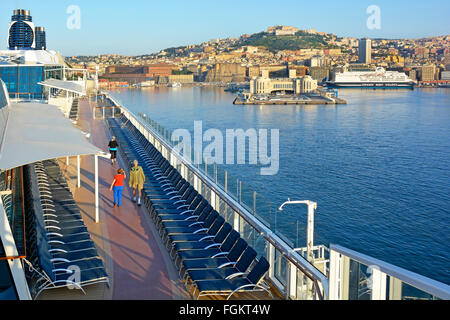 Pont de croisière très tôt le matin, les marcheurs et un jogger exerçant le long circuit croisière marquée comme liner arrive au port de Naples Italie Banque D'Images